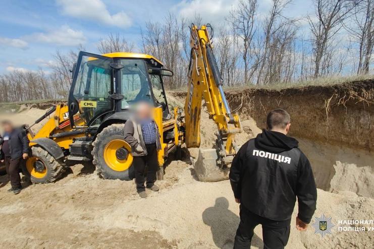 Збитки майже 1,5 млн грн: поліцейські завершили розслідування щодо працівників комунального підприємства, які незаконно видобували пісок на Одещині