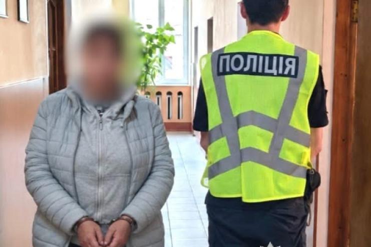 Ножем у спину: на Одещині поліцейські затримали жінку за спричинення своєму чоловікові тяжких тілесних ушкоджень